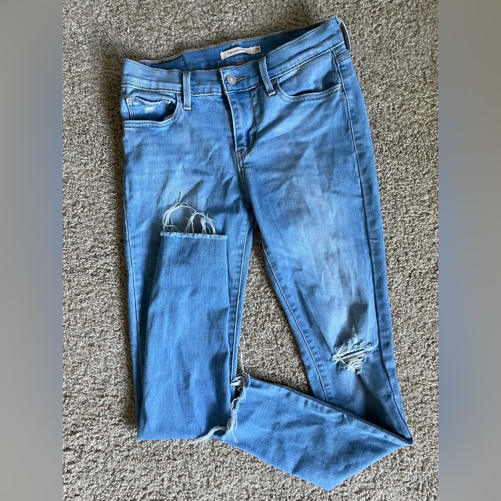 Levi light wash 710 super skinny jeans size 28